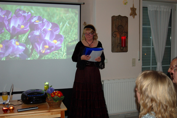 Lydia Kirchesch liest ein Gedicht über die Krokusse