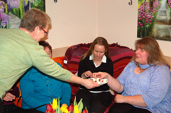 in der Pause verteilt Helga Musenküsse