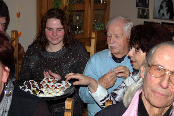 in der Pause verteilt Lydia Kirchesch Musenküsse